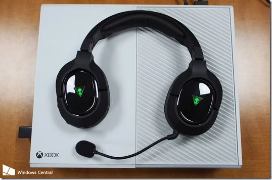 turtle-beach-stealth-420x-plus-xbox-one-headset-overhead[1]