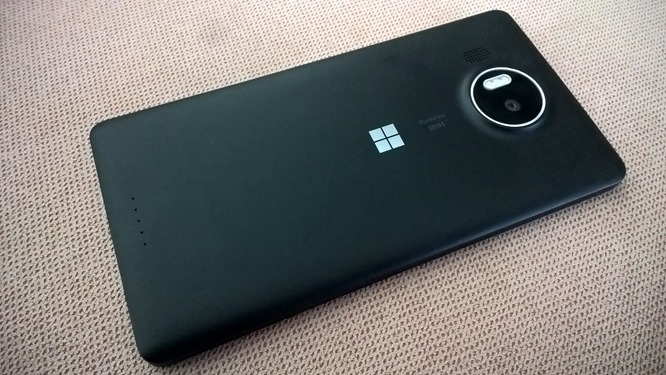 Microsoft_Lumia_950_XL_-_Back_in_Black[1]